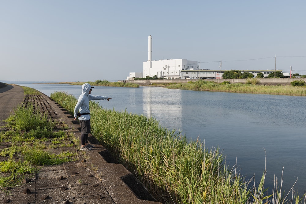 1日目はポイントの下見に時間をかけた前田さん。クロダイを発見した後も注意深くその動きを観察した。 1日目はポイントの下見に時間をかけた前田さん。クロダイを発見した後も注意深くその動きを観察した。