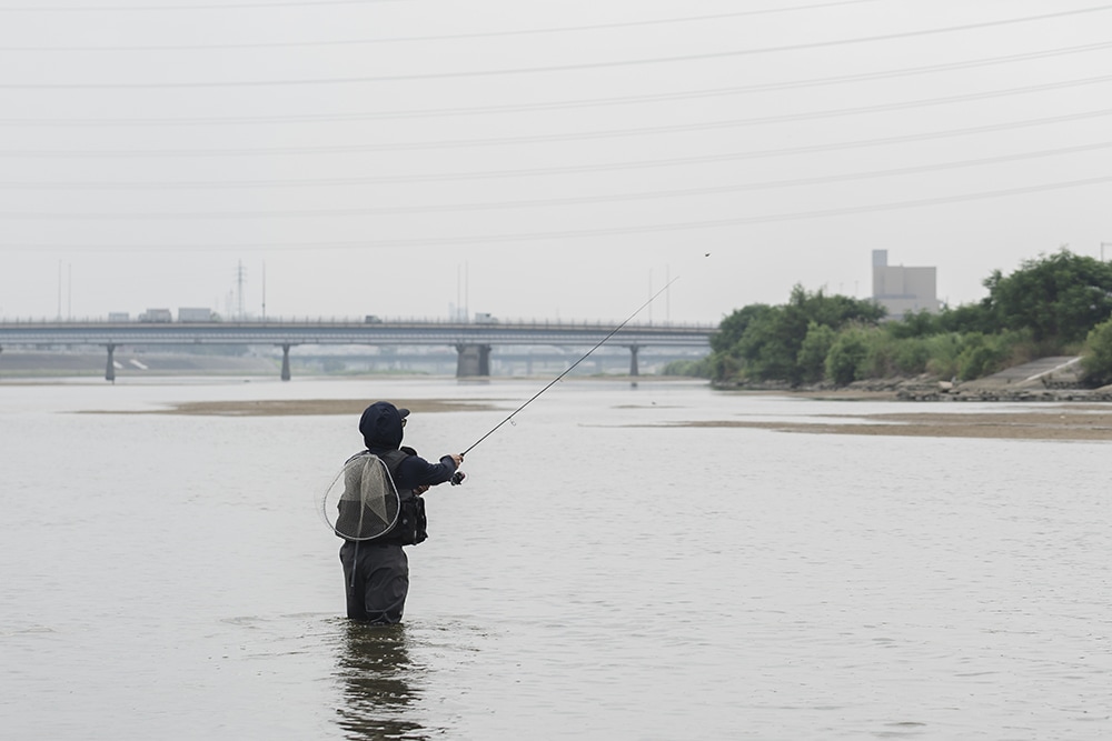 潮位が下がると砂州が露出して浅い場所と深い場所が見分けやすくなる。深場に魚が集まる魚を狙い撃つ作戦で狙う。 潮位が下がると砂州が露出して浅い場所と深い場所が見分けやすくなる。深場に魚が集まる魚を狙い撃つ作戦で狙う。