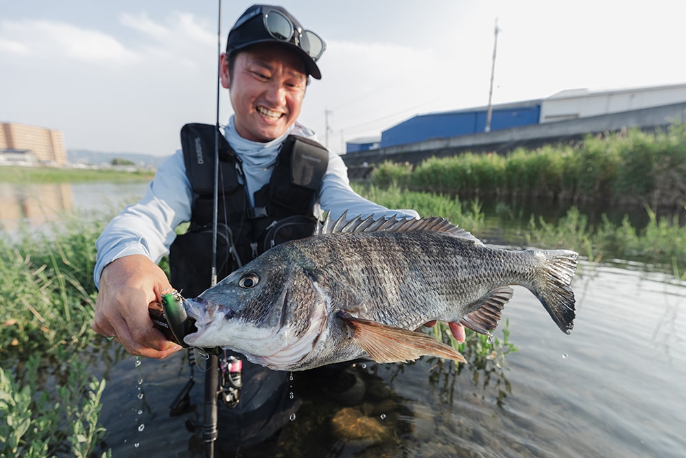 可変レングスを武器に。前田大介が「ディアルーナ ZM」で挑む真夏のクロダイ攻略戦。 可変レングスを武器に。前田大介が「ディアルーナ ZM」で挑む真夏のクロダイ攻略戦。