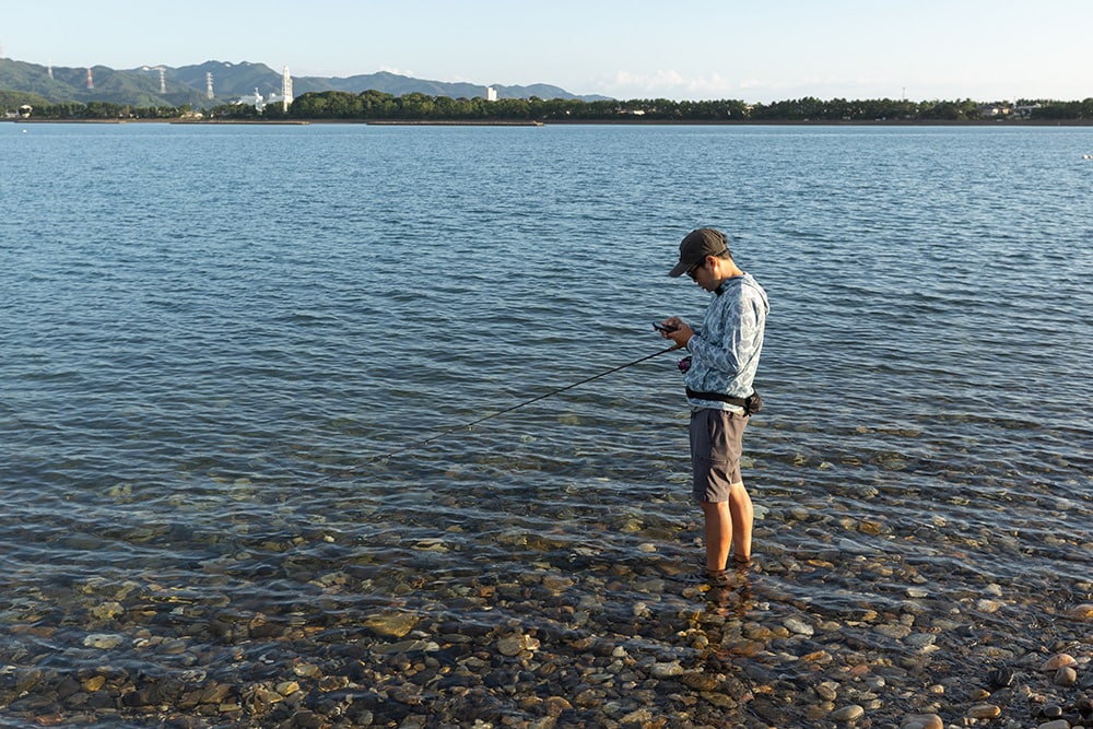 航空写真を見ながら地形を確かめる黒田さん。実釣1日目は潮通しの良いポイントを重点的に探った。