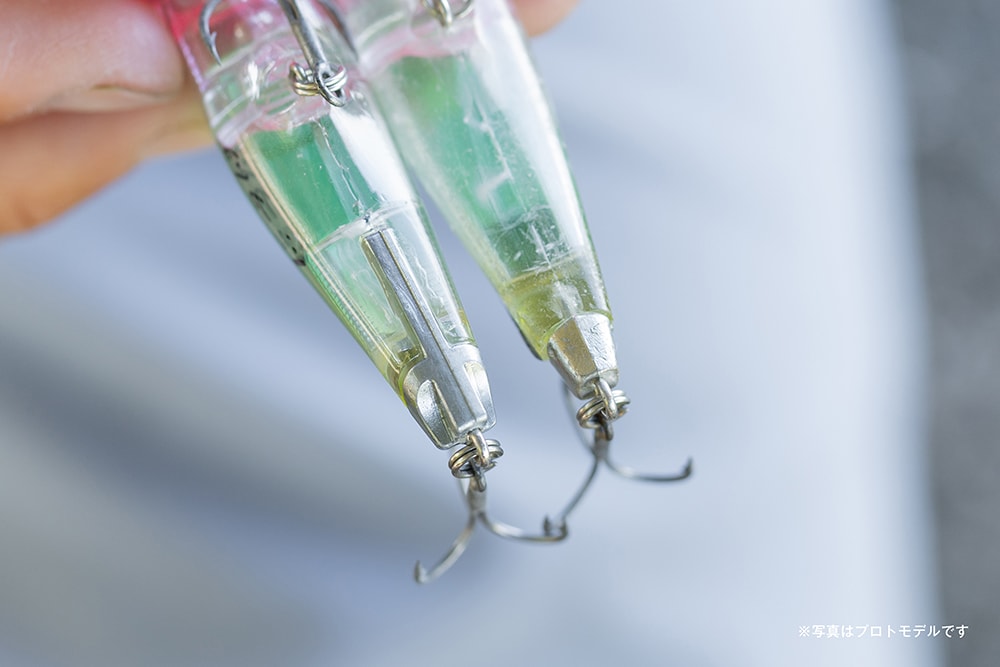 写真左が軸ありの完成版。写真右はプロトモデルでこのままでは回転してしまいアクションが安定しなかった。