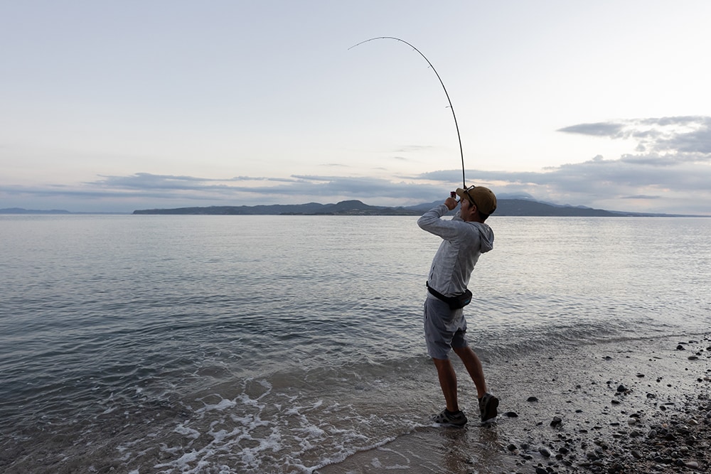 沖のシモリを遠投して狙っていた黒田さん。朝日が顔を出し始めたタイミングで待望のヒット！