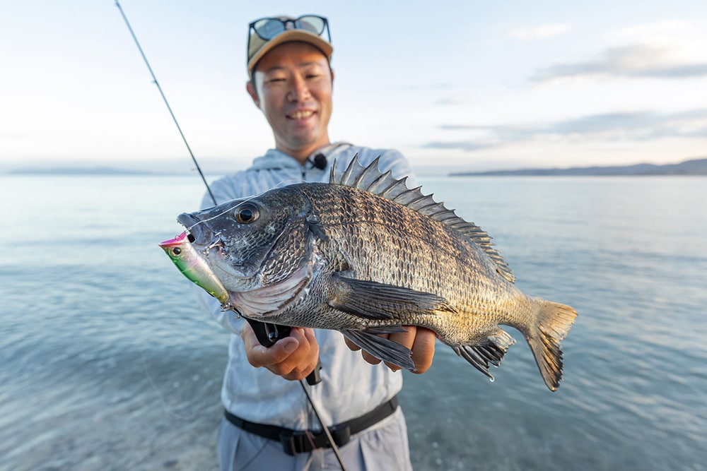 ポップ音の強弱を工夫してヒットを重ねた黒田さん。豪快なバイトと力強い引きを楽しみ満面の笑みがこぼれる。