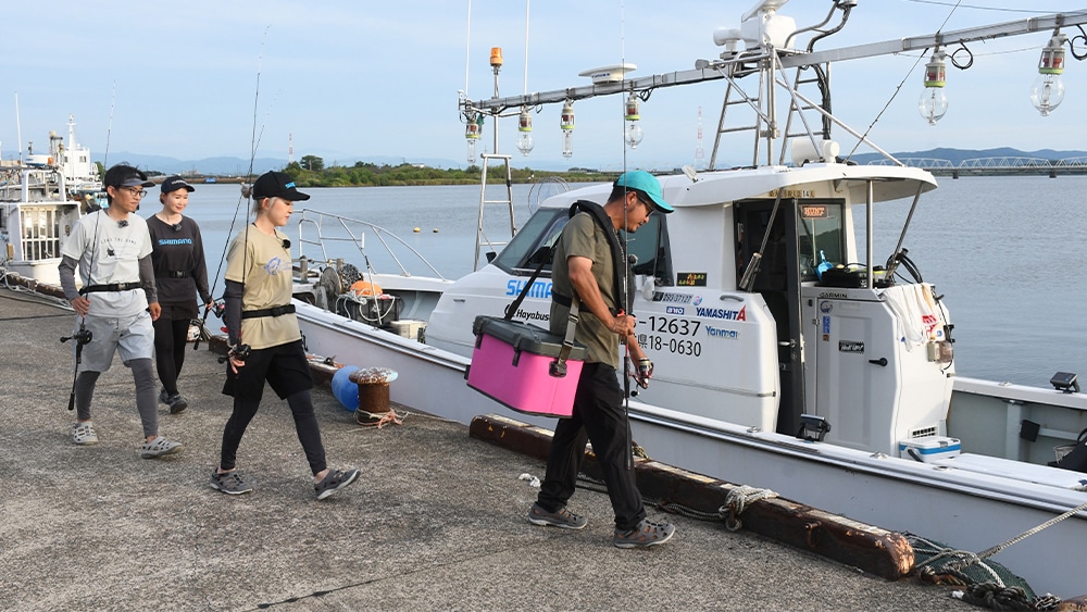 福井県・三国の神海丸に乗り込む4人。出船は夕方。