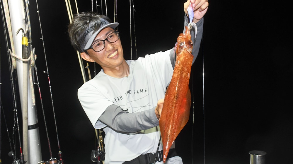 加藤さん（左）、そして谷田さん（右）も良型のケンサキイカをキャッチ。