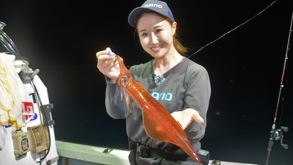 加藤さん（左）、そして谷田さん（右）も良型のケンサキイカをキャッチ。