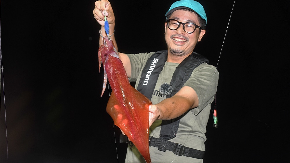 良型のケンサキイカもキャッチ！ 加藤「このサイズが釣れてくれると楽しいですよね！」