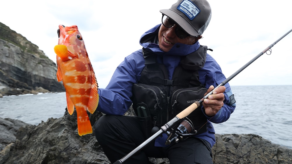 ボトム付近のベイトにマッチさせた攻略でアカハタをキャッチ。