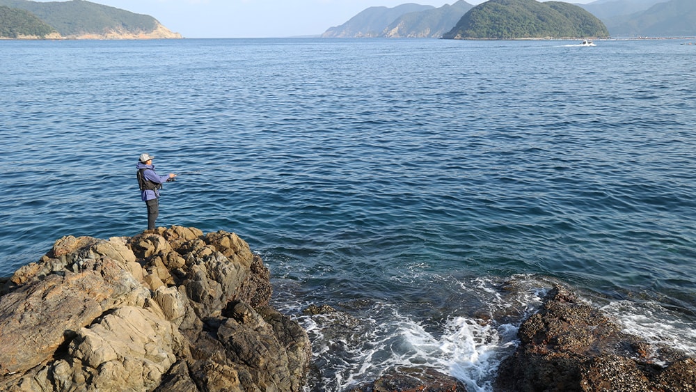 オオモンハタに狙いを定めて選んだ釣り場は、島々に囲まれた海域に面した潮通しの良い磯。