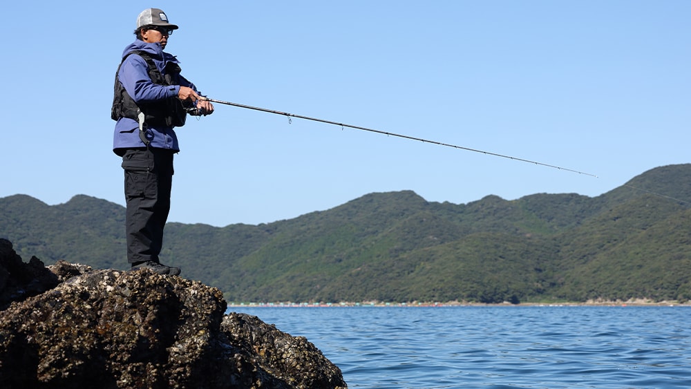 折本さんはロッドティップとラインの角度をあまりとらずにリトリーブの釣りを展開。