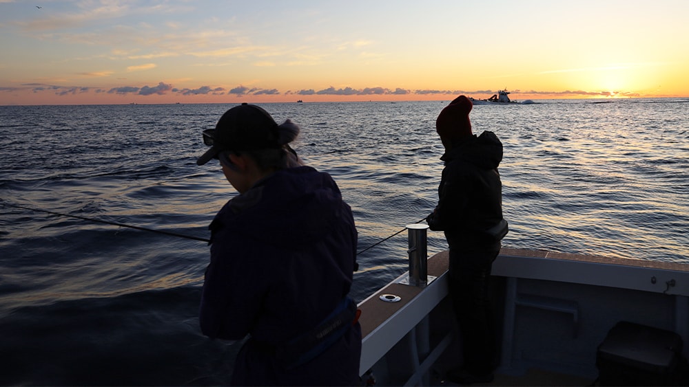 谷田さんは山形の漁師として、清水さんは福井の遊漁船の中乗りとして活躍。伊勢志摩沖での実釣は新鮮な体験だ。