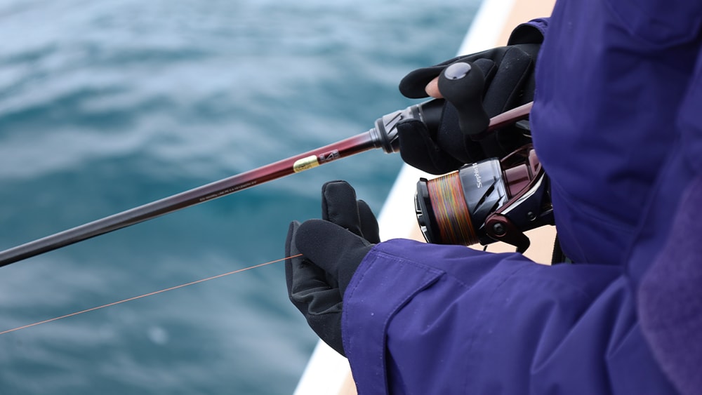 清水「潮が速くて底がわかりにくいときはリールの前でラインに軽く触れながら落とすと底どりがしやすいです」