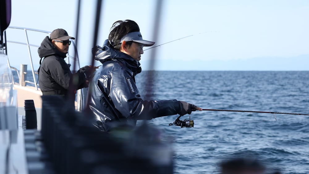 船のミヨシ側に立つ角井・加藤コンビが沈黙する中、清水さんが2杯目のアオリイカをキャッチ！