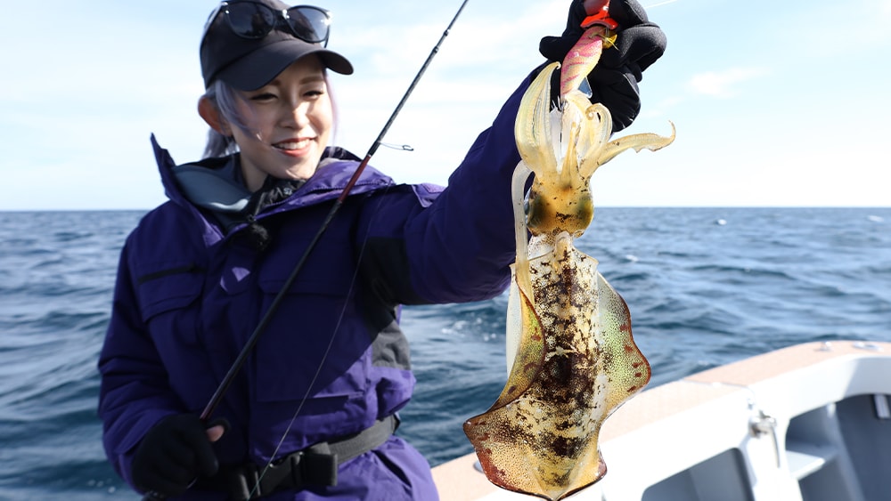 船のミヨシ側に立つ角井・加藤コンビが沈黙する中、清水さんが2杯目のアオリイカをキャッチ！