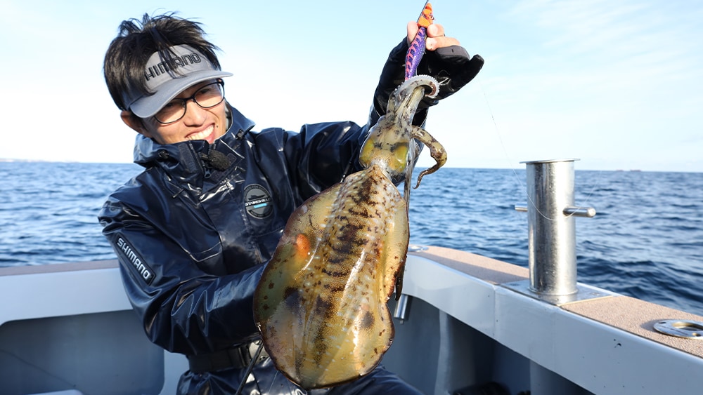 出れば良型。メンバーたちは初冬の志摩のティップエギングを楽しんだ。