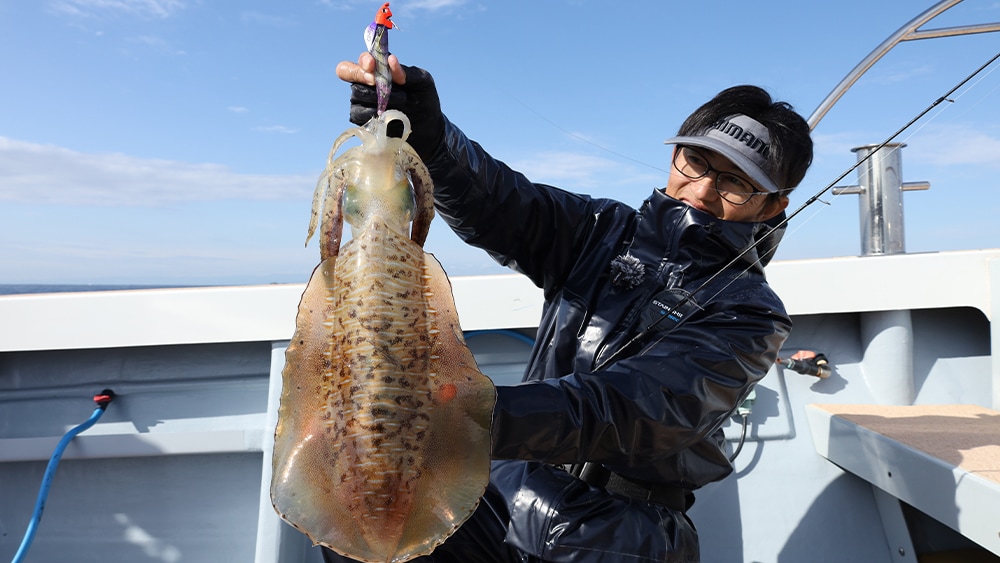 良型のアオリイカをキャッチした清水さんと加藤さん。