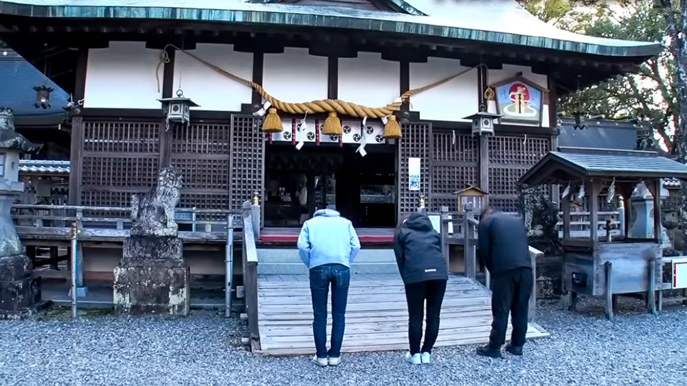 出船前日、勝負事の神様であり、世界遺産でもある田辺市の闘雞神社に参拝。良い釣果が得られるようにお願いした。