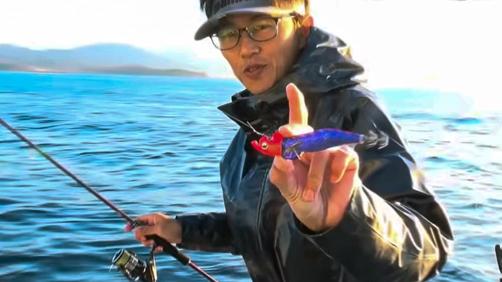 ティップエギングは、ボトムを取ることが大切。風の強さや潮の動きによって起こる船の流れる速度に合わせて、しっかりとボトムタッチするシンカーに変えていく。