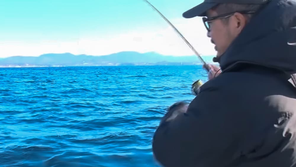 ボトムまでエギを沈めたら、リールを巻きながら素早くシャクリを入れる。シャクリを入れる回数は、アオリイカの状況によって異なる。水中をイメージしつつ、さまざまな回数を試していきたい。