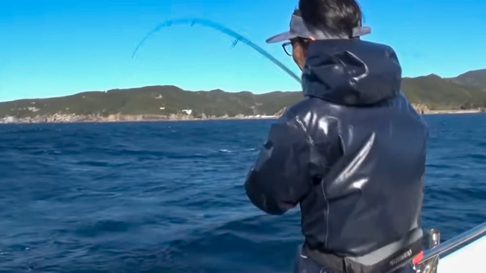 加藤さんにヒット。しかも大きい。ロッドを引き込んだタイミングで素早くドラグを緩めるが、惜しくもすっぽ抜けてしまった。