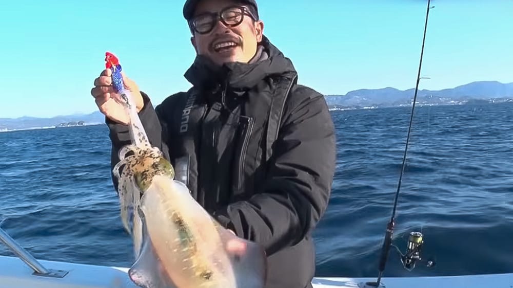 こちらは前日の角井さんの釣果。タフコンディションの中、掛けた良型アオリイカ。小さなアタリをしっかり捉えた。