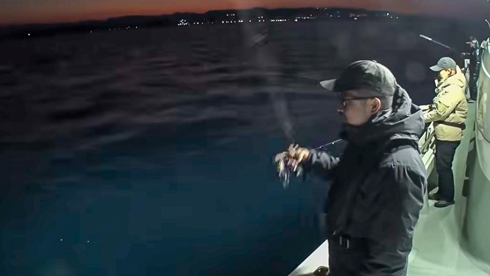 まだ暗いうちから実釣スタート。周囲が明るくなってきたら、朝のチャンスタイムだ。