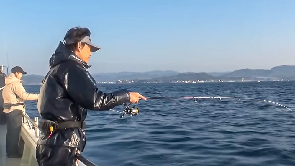 ティップエギングは、常に船の流れるスピードを意識することが大切。船長のアナウンスをしっかり聞き参考にする。