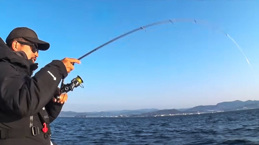 角井さんに待望のヒット。前日と同様、小さなアタリだった。それを見逃さずに、しっかりフッキングに持ち込んだ。