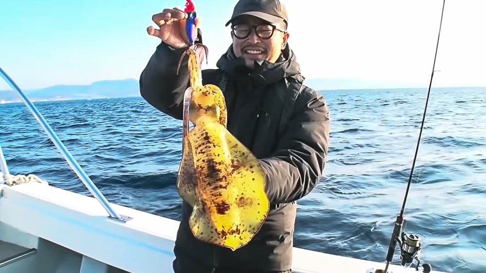 この日も良いサイズをヒットさせた角井さん。難しい状況の中、嬉しい釣果。