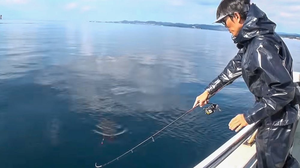 終盤になり、加藤さんにヒット。小型であったが、しっかりとアタリを取り掛けられたことで、満足の釣果となった。そして賞品の梅干しを手にした。