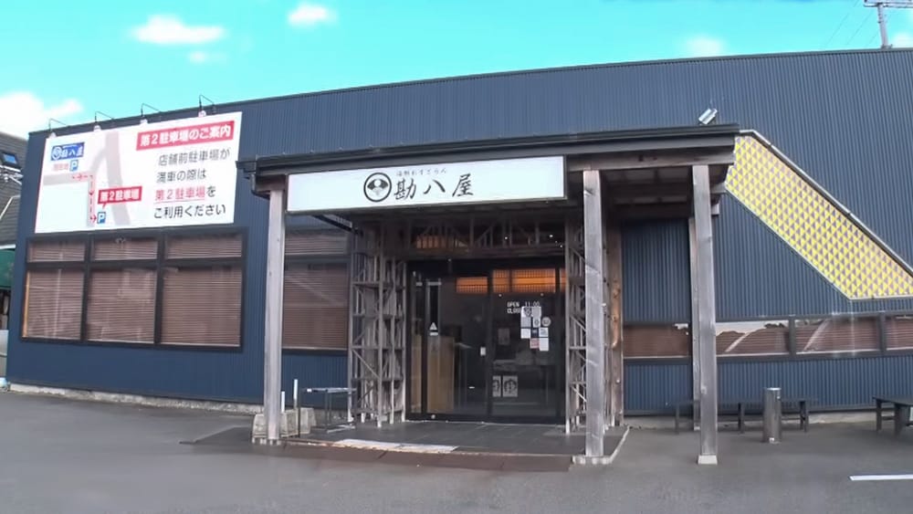 地元のレストランの協力で、釣れたアオリイカを料理してもらい、合わせて旬の生シラスを堪能。