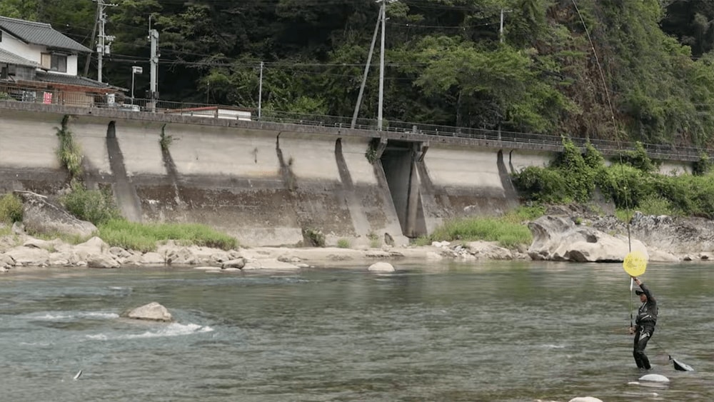 流れが少し強めの場所でも、幸先よくキャッチ。早瀬V90にちょうど良いサイズ！