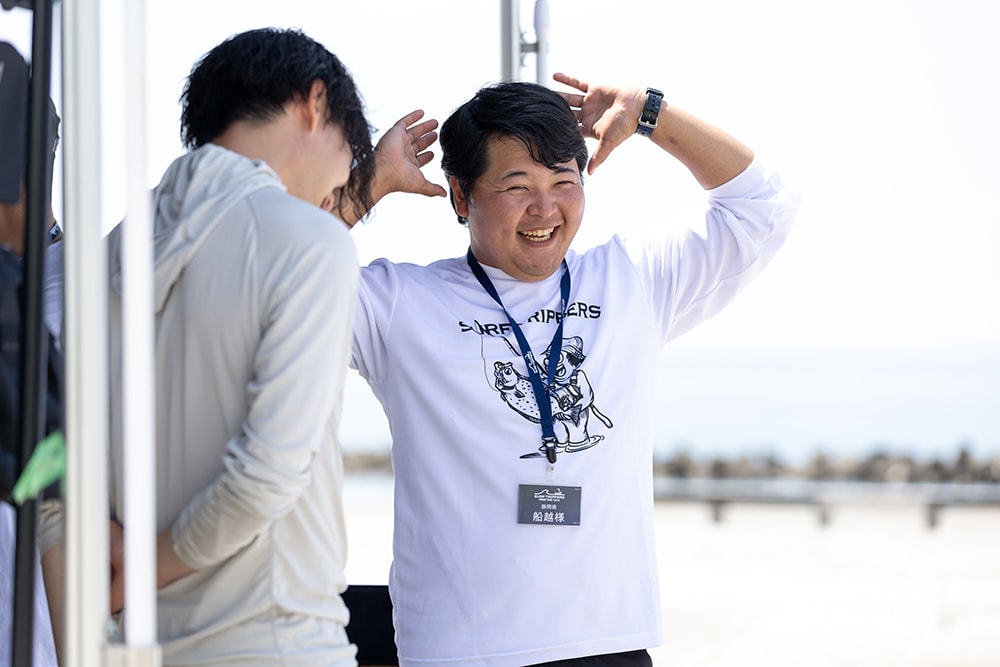 全員が集合したら、いよいよイベントのスタートです。このイベントでは、ここ新潟のサーフを舞台に、この特別なメンバーで釣果を競い合います。