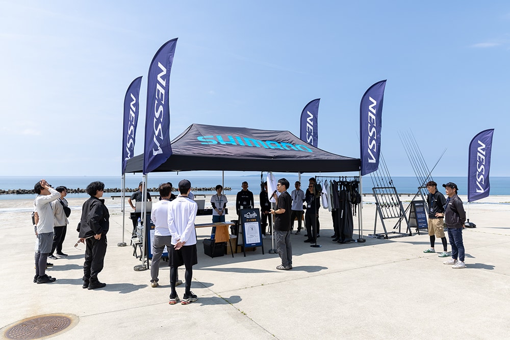 そして面白い取り組みが、今回はチーム戦で対決すること。シマノスタッフをリーダーに、そこへ参加者の方が2〜3人加わって、1つのチームを組んで行動します。