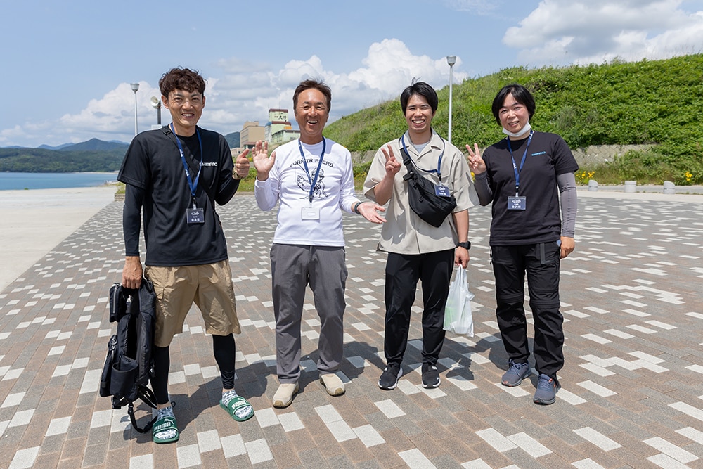 こうして河口が絡むポイントにエントリーしたチームに、さっそく待望のアタリが訪れます。ジグ系のルアーを丁寧に引いていたところ、ガツンとした手応え。アワセを入れて慎重に手繰り寄せると、上がってきたのは40cmクラスのマゴチでした。