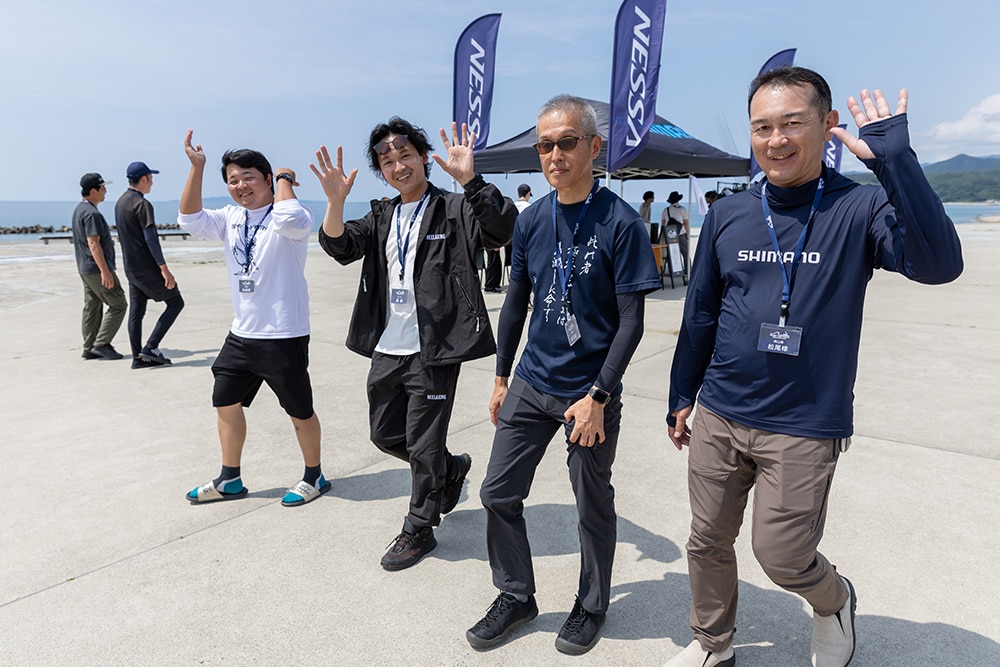 こうして河口が絡むポイントにエントリーしたチームに、さっそく待望のアタリが訪れます。ジグ系のルアーを丁寧に引いていたところ、ガツンとした手応え。アワセを入れて慎重に手繰り寄せると、上がってきたのは40cmクラスのマゴチでした。