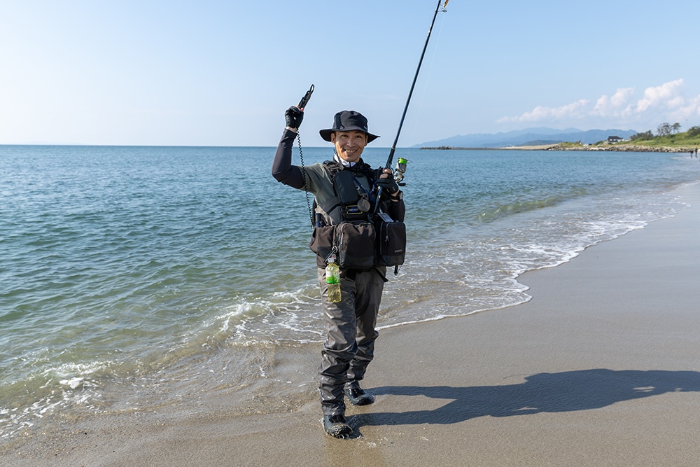 こうして、日没前に1日目の実釣時間が終了。一度スタート地点に戻って帰着報告を行うと、それぞれが釣果について話し合い、大いに盛り上がっていました。