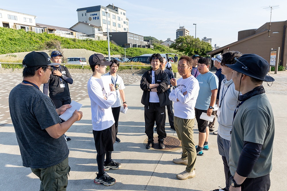 1日目はほとんどの方が魚からの反応を得られたものの、惜しくも規定サイズに届かない記録外の釣果が多かった様子。中でもマゴチの反応が良かったようで、「明日こそは」と全員が翌日に向けて静かに闘志を燃やしていました。