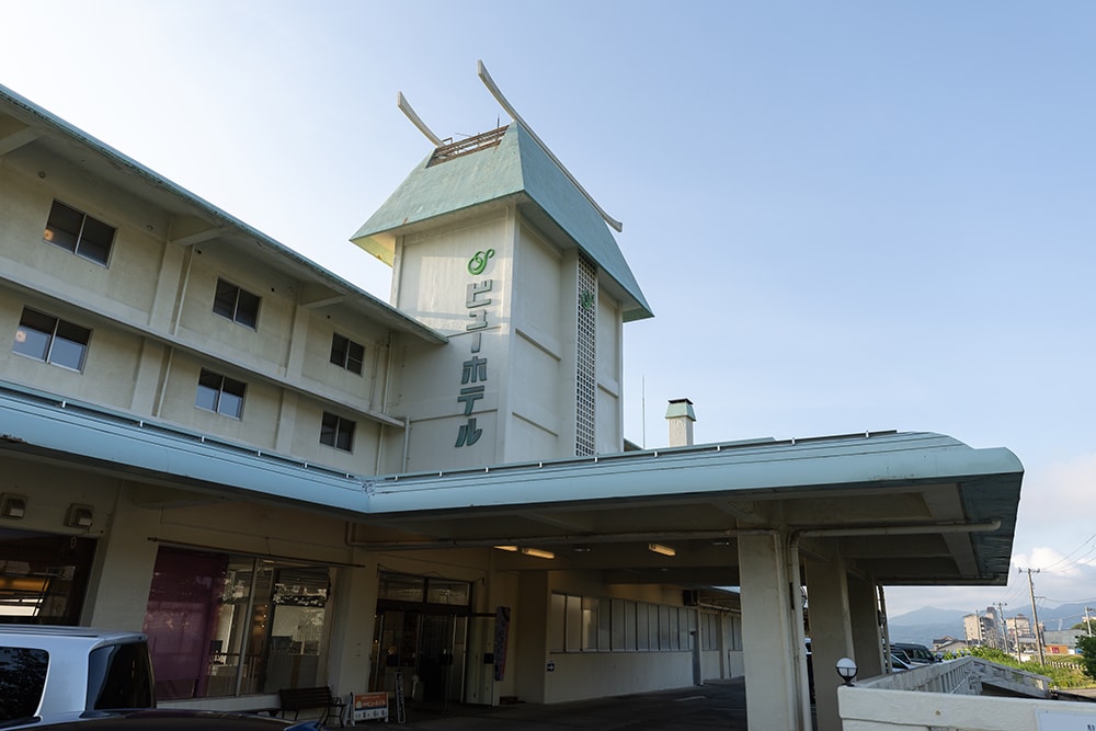 日本海へ沈みゆく美しい夕日を眺めながら、皆がそれぞれの話題で盛り上がります。今日の釣りの振り返りはもちろん、普段自分が通っている地元のサーフの話など、やはり話題の中心はサーフフィッシング。豪華な食事を前に、時間が経つのを忘れるほど会話が弾みます。