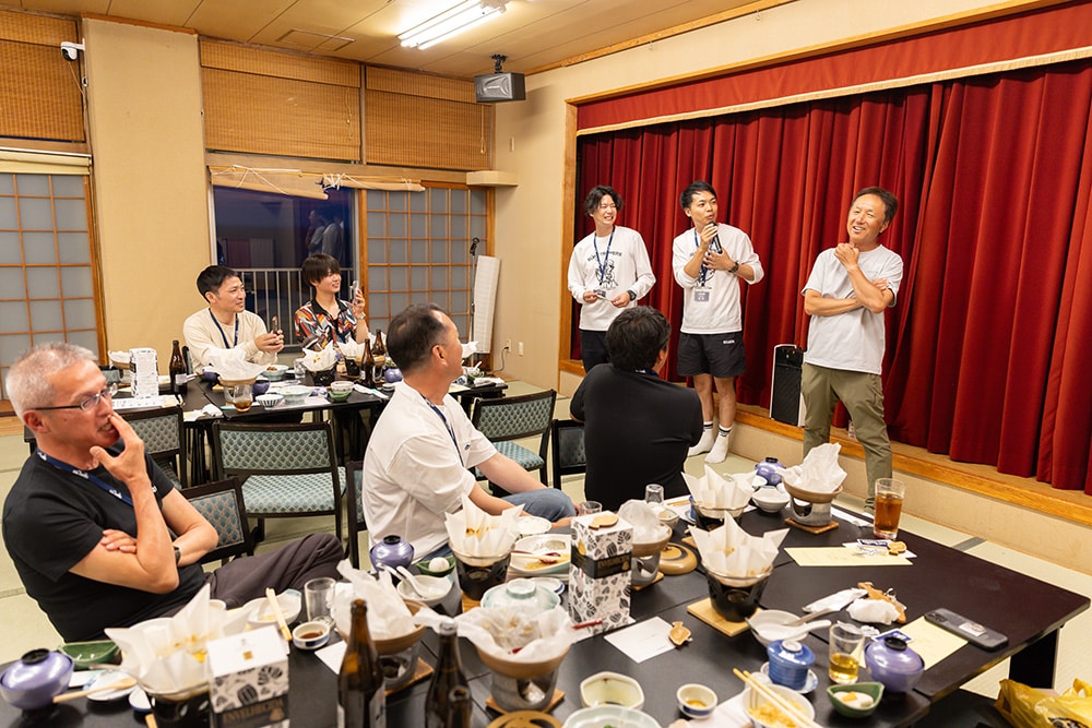 まずは、今回のイベント名にもなっている「SURF TRIPPERS」というキーワードについて。これはもともと、シマノのサーフベストである「サーフトリッパーズベスト」から名付けられたものです。