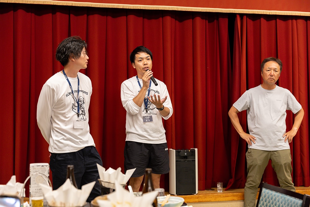 「SURF TRIPPERS」の名称の由来は、砂浜を舞台に旅をするように釣りを楽しむサーフアングラーの在り方にあります。釣果だけでなく、魚や人との出会い、そしてまだ見ぬ景色を求めて歩み続ける――そんな想いが込められています。