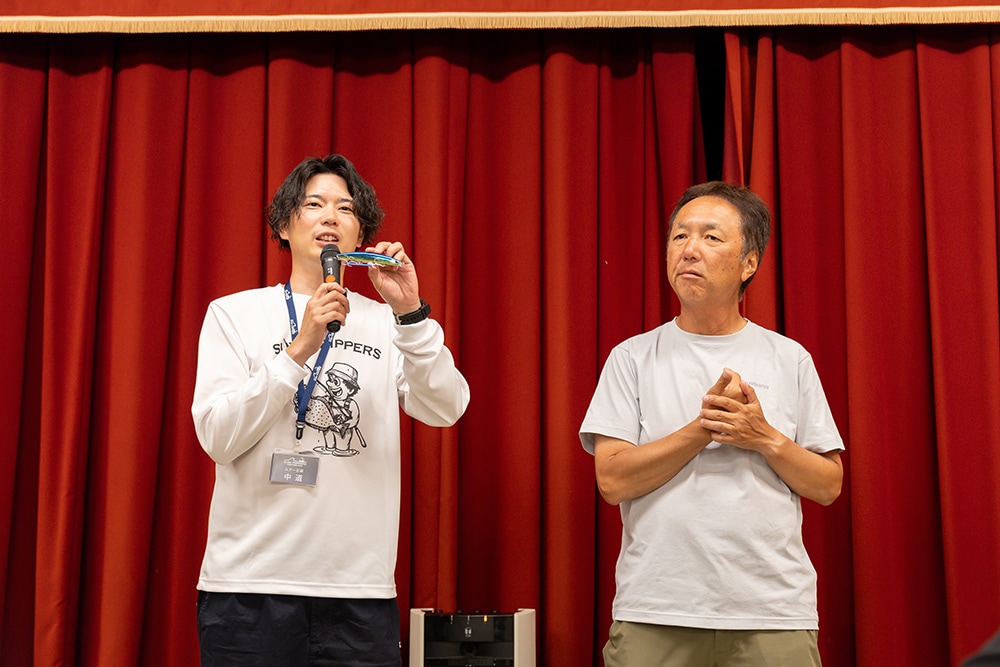 さらに、この夏に登場する新作ロッド「ネッサ XR」もここでお披露目。堀田さんの現場目線でのリアルな解説に加え、普段は表に出ることのない開発担当スタッフの貴重な裏話まで飛び出し、楽しい夜は更けていきました。