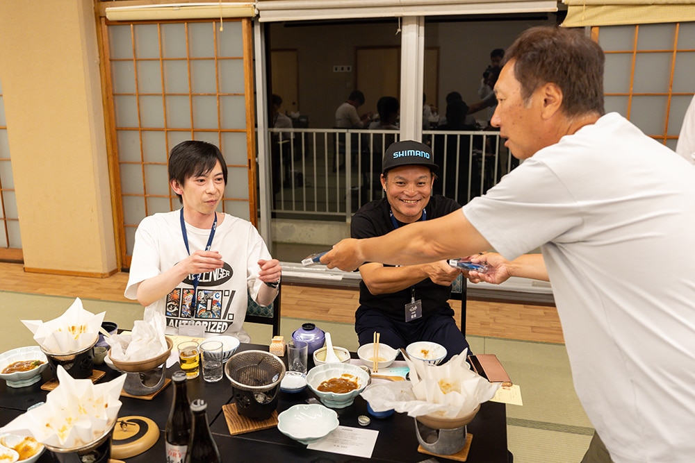 これには参加者のみなさんも大喜び。翌日への闘志に一気に火がつき、熱い作戦会議が始まります。興奮冷めやらぬ夜でしたが、明日の朝マズメに向けて1日目はお開きとなりました。
