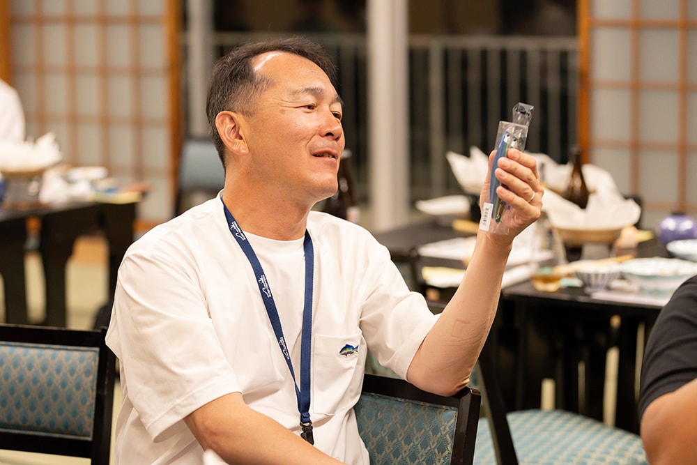 これには参加者のみなさんも大喜び。翌日への闘志に一気に火がつき、熱い作戦会議が始まります。興奮冷めやらぬ夜でしたが、明日の朝マズメに向けて1日目はお開きとなりました。