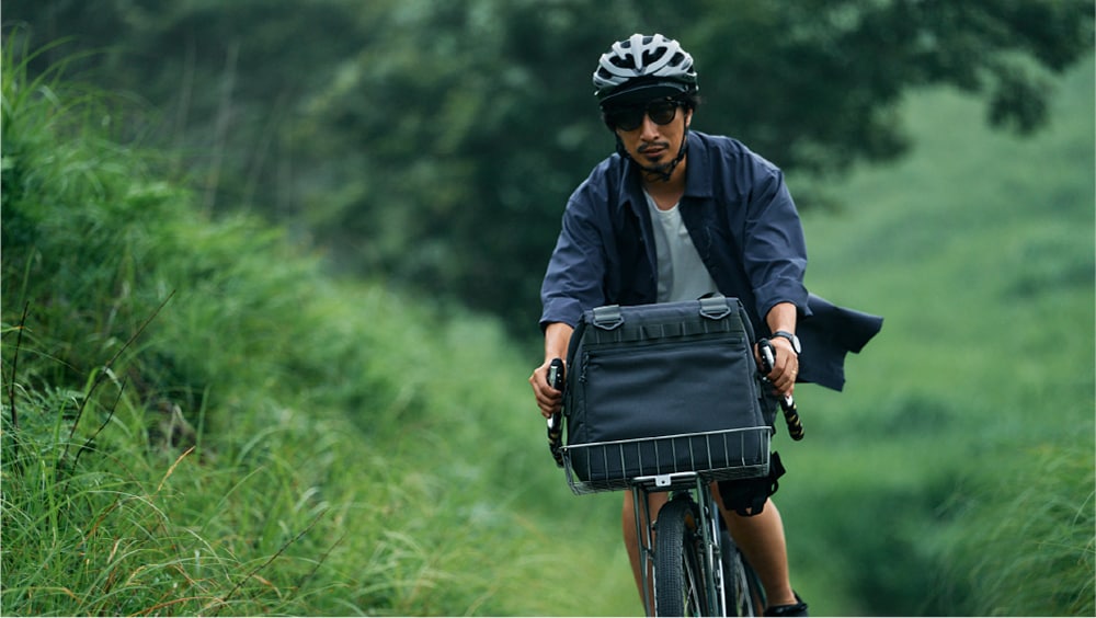 自転車のカゴにすっぽりと収まるSサイズは、サイクリングのお供に最適。