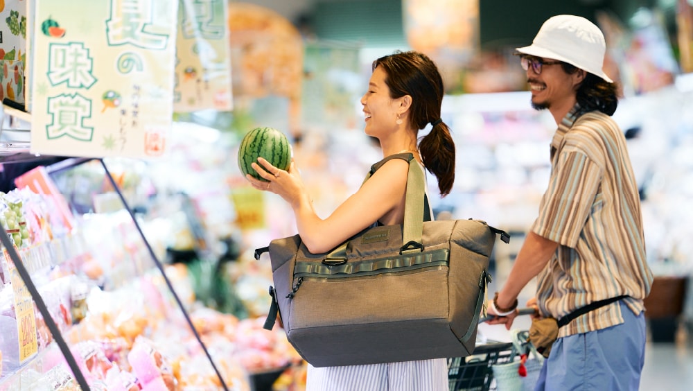保冷力が高く持ち運びのしやすいCOOLER BAG PROは、スーパーマーケットなどでの買い物にも便利に使えます。