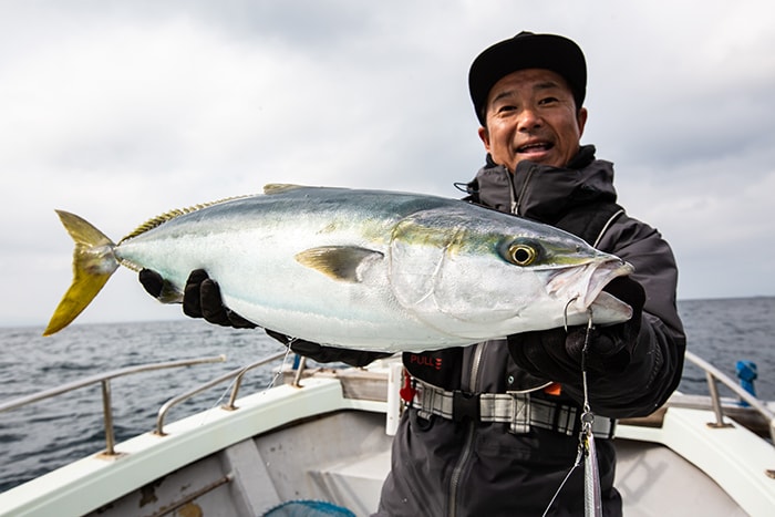 ブリには届かなったが6kg前後の立派なハマチを手にできました。取材時の状況で期待できる最大クラスでした。オシアスティンガーバタフライキングスラッシャー180gを、少し遅めのスピードで操った結果といえます。