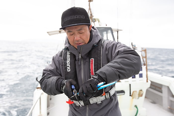 流し変えで素早くジグチェンジをする松岡さん。常に頭を回転させ、魚への近道を探っています。