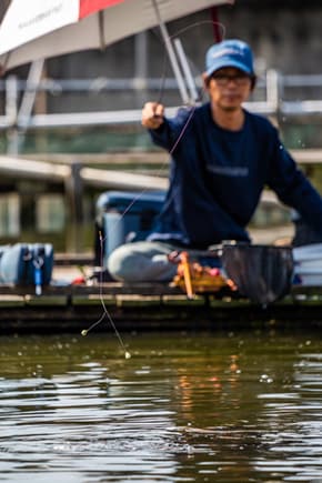 濱嶋のカッツケでのエサ打ちのワンシーン。着水寸前に細かい操作を行い、着水姿勢や着水位置を細かく調整しているのがお分かりいただけるだろうか。このようなシーンにおいては、最後の最後に穂先の操作性がものをいうのだ