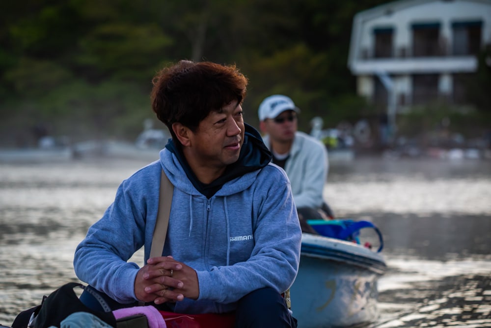 久しぶりのつり舟「うえ乃」。スタッフ杉山さんの見事な「舟さばき」による曳舟でポイント「キャンプ場下」へと向かう